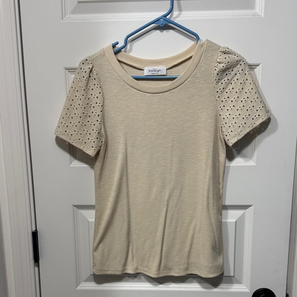 Kaileigh Womenโs Cream Eyelet Sleeve Tee XS/S